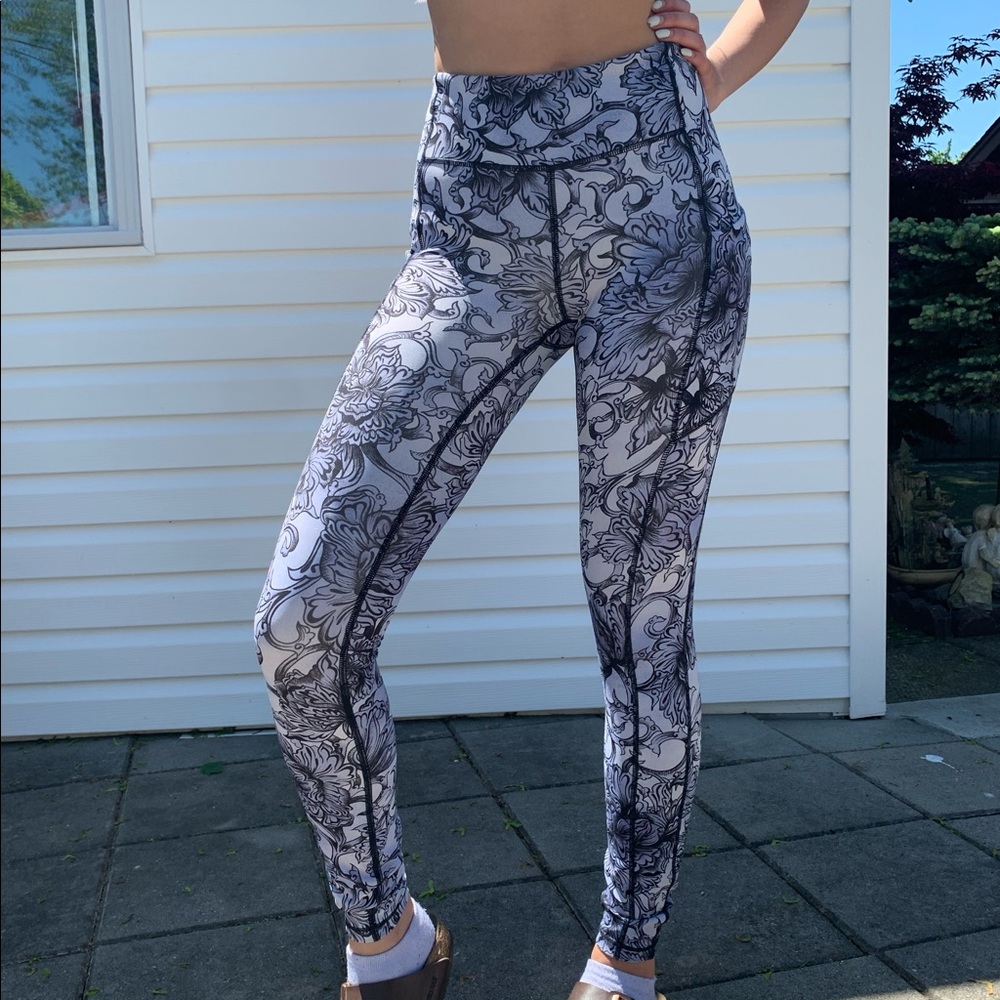 LULULEMON PURPLE LEGGINGS